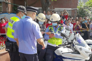 考生声称跑错考场实则拿错准考证, 上海民警迅速反应避乌龙