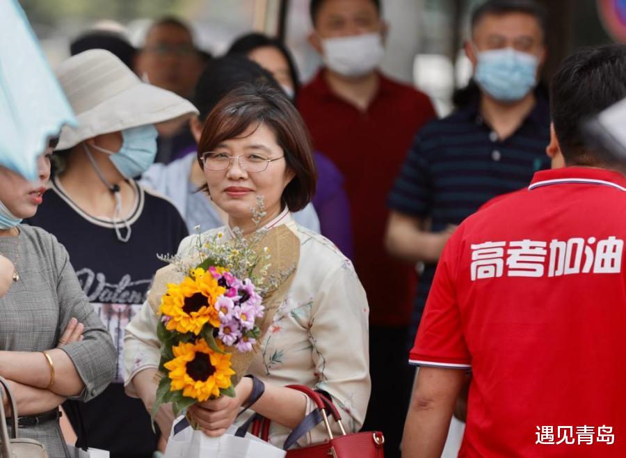 高考送考这件事, 听说全国妈妈达成一致, 你看谁最美?