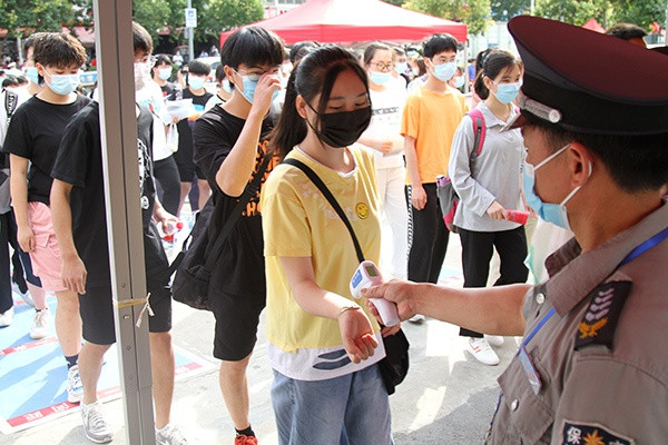 高考首日 六安裕安区10522名考生走进考场