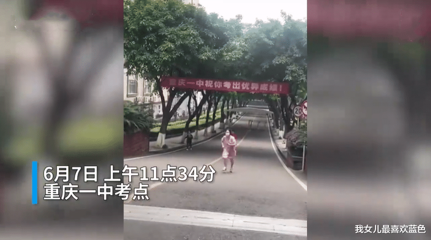 重庆高考考点, 第一个跑出学校的可爱女生, 一开口就逗乐了所有人