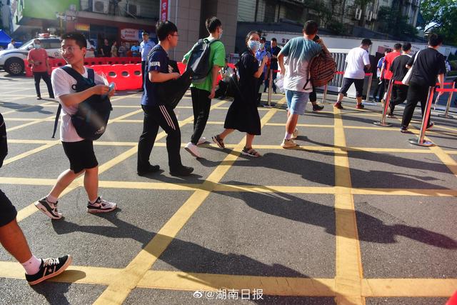 6月8日上午，高考进入第二天，长沙市雨花区雅礼中学考点外……