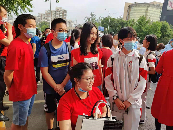 高考首日人大附中女生坐轮椅来送考: 希望同学都考上清华北大