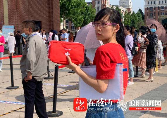 临沂高考首日|陪: 花样打气 老师着红衣助威