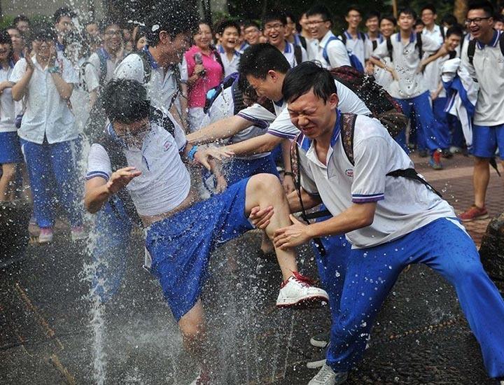 高考结束了, 越不努力的学生庆祝得越疯狂