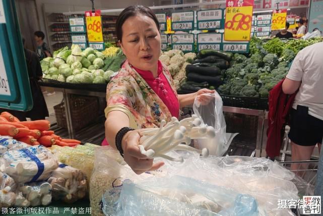 妈妈不顾脚扭伤为高考儿子送饭, 高温下望着孩子背影久久不愿离去