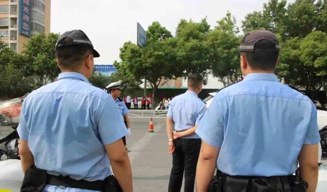 辉县高考现场突发: 站住! 看你裤子的拉链!