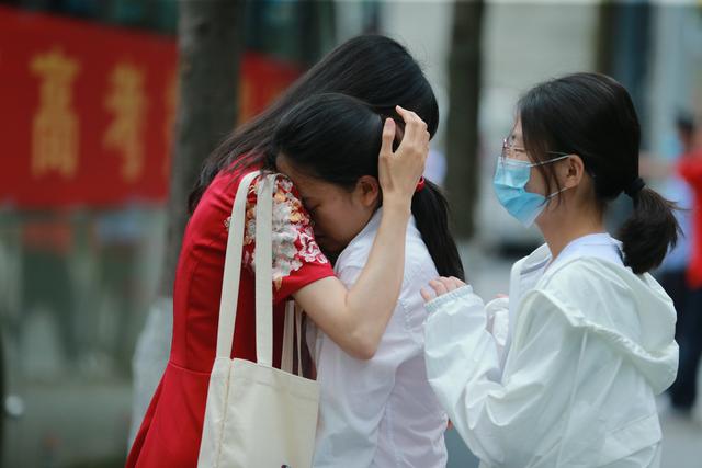 高考现场直击: 考生心态崩溃, 学校及时介入纾解情绪