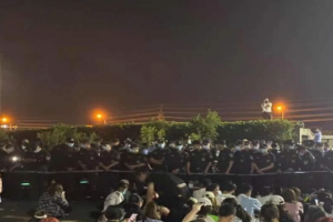 南京某三本高校转职本引不满, 学生集体抗议被保安殴打推搡