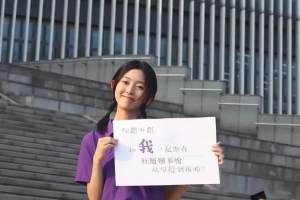 南京大学招生小姐姐出圈, 照片令人浮想联翩, 网友评价褒贬不一