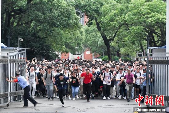 全国多地高考结束 考生考场外热烈庆祝