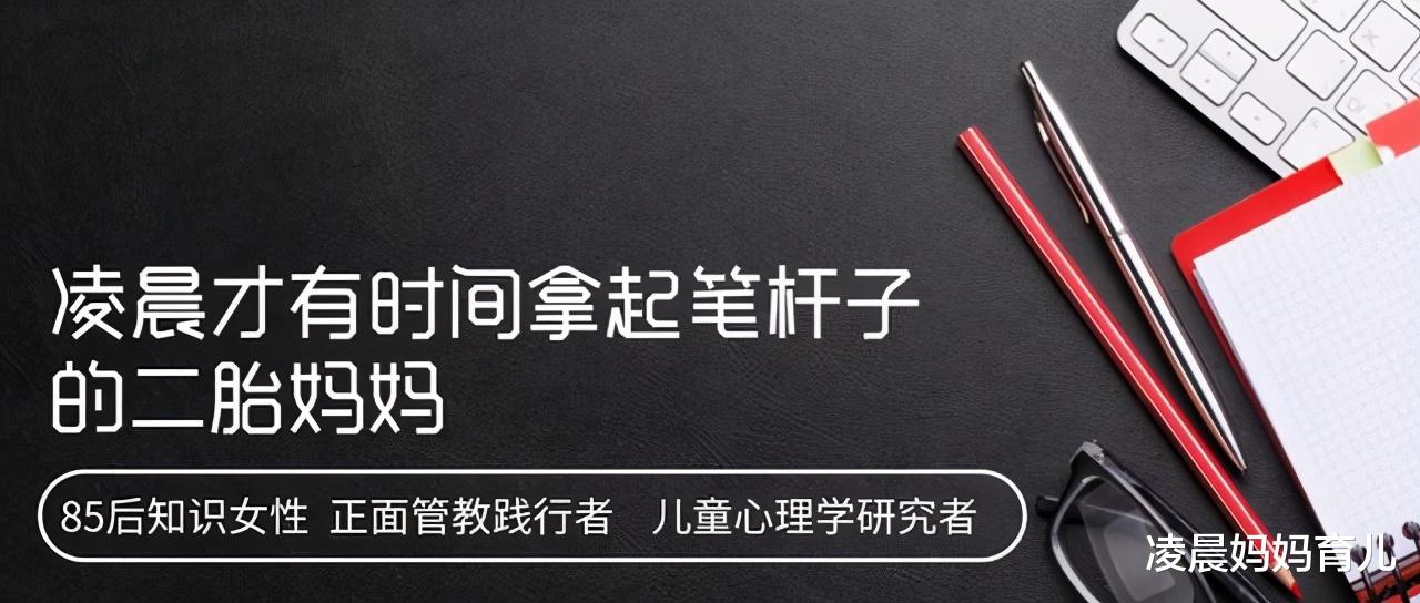 高考结束, 陪考举着横幅一脸憨笑的男人, 果然“脱颖而出”