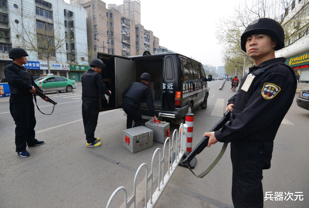 为何运输高考试卷用步枪, 押运钞票却只用霰弹枪? 过去的教训太深刻