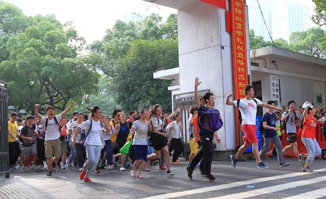 高考结束后, 学生这“一档三证”抓紧时间办好, 为上大学提前准备