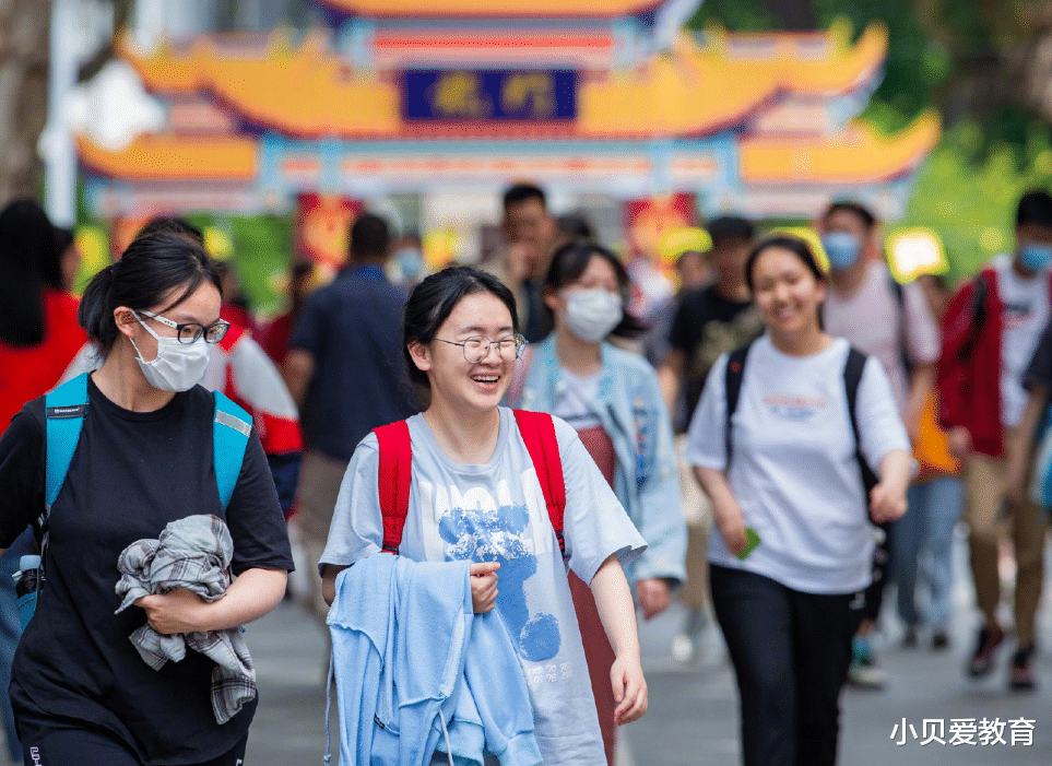 2021高考“最美身影”, 赤脚奔跑看似粗鲁实则唯美, 看哭万千网友