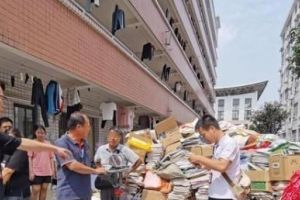 高考后, 广西校园里卖旧书, 150斤的家长称出90斤, 网友不淡定了