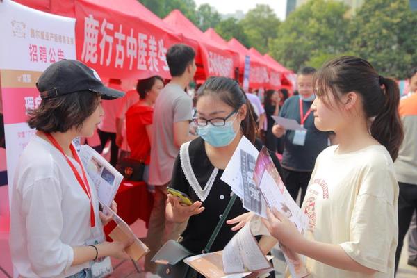 一“生”难求! 未毕业学生被预定! 洛阳这个学院的双选会为何火爆?