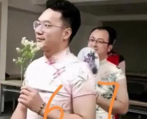 高考“旗开得胜”老爸走红, 旗装艳压一众家长, 妈妈们也甘拜下风