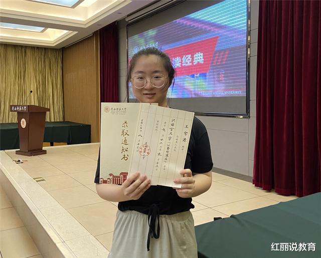 我国这所大学的“通知书”很特别, 都是书法家手写, 学生倍感骄傲