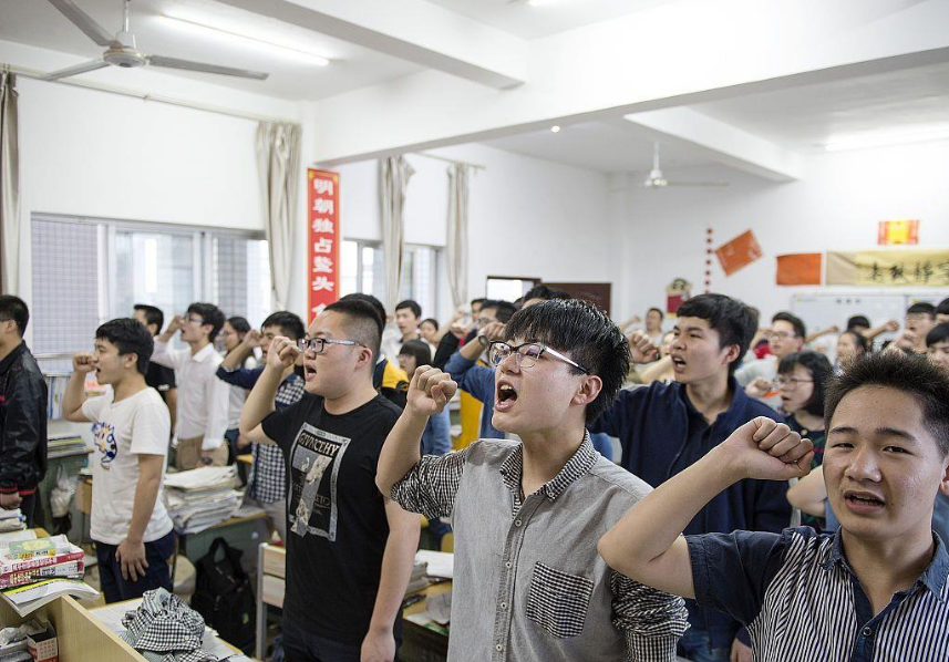 中考和高考前家长要留心学生的穿着和饮食, 并不一定非要穿校服