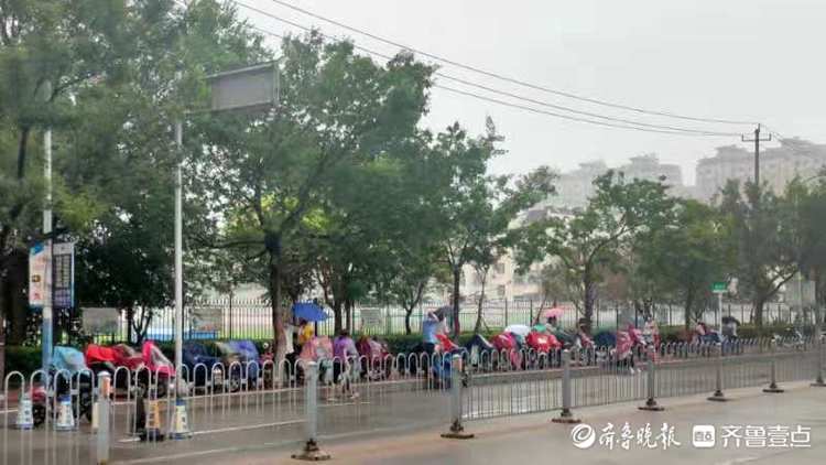 泰安二中考点：雨中的等待，伞下的温情