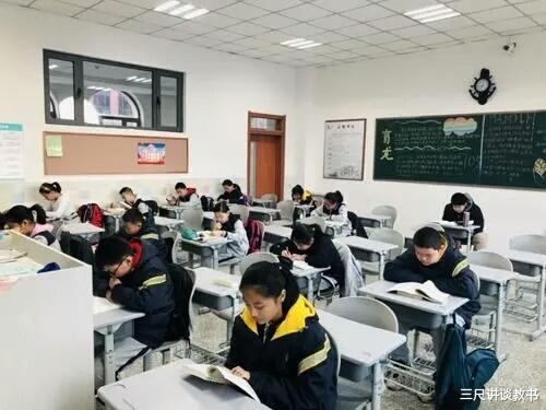 学校不想让学生提前到校, 家长又想早点把孩子送到学校, 该怎么办