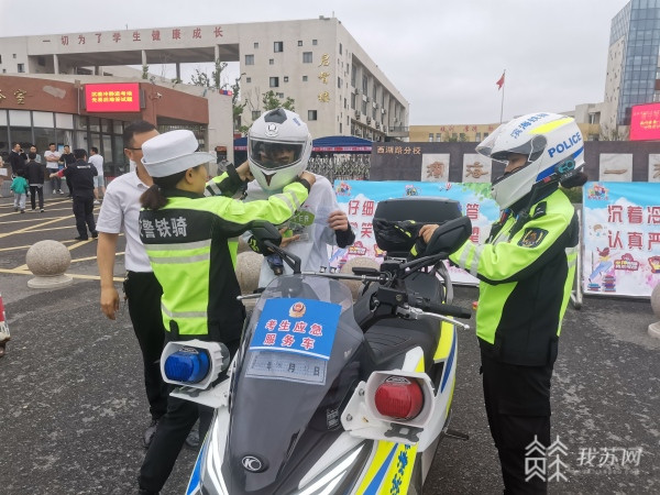 “迷糊”中考生走错考场 盐城滨海交警铁骑紧急送考