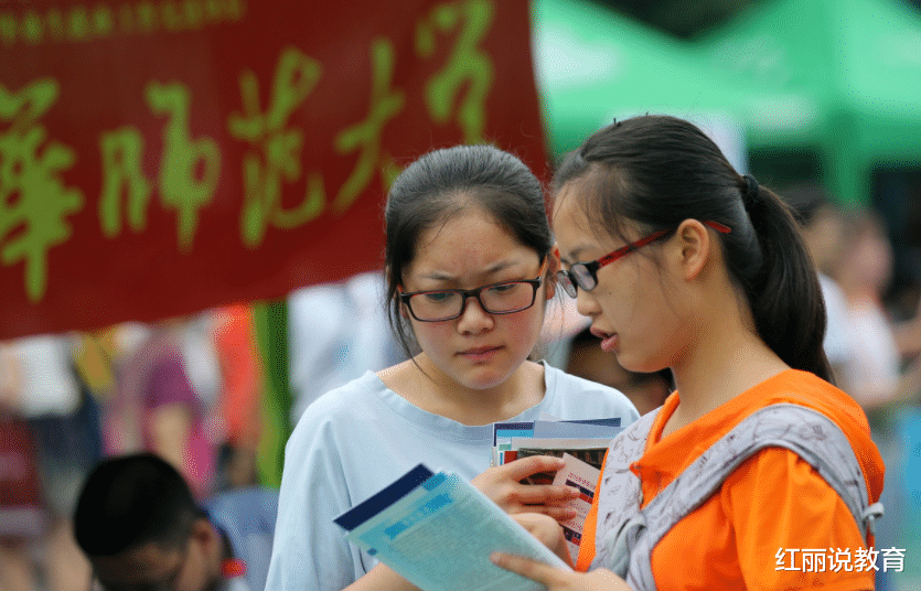 高考结束考生估分410后痛哭: 我拼命学, 还不是和200分考生抢大专