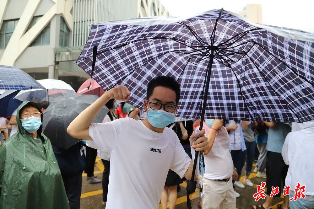 冒雨看考场，中考少年加油！