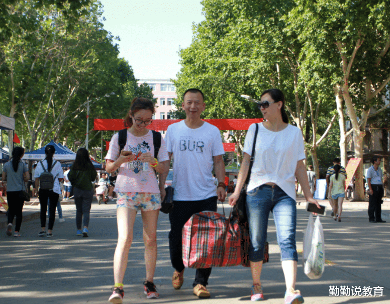 进大学校门前, 学生要着手准备“一档三证”, 否则会影响正常入学