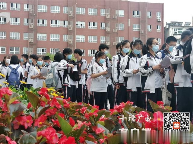 全市3.7万中考生奔赴考场, 十堰交警开启“护考”模式