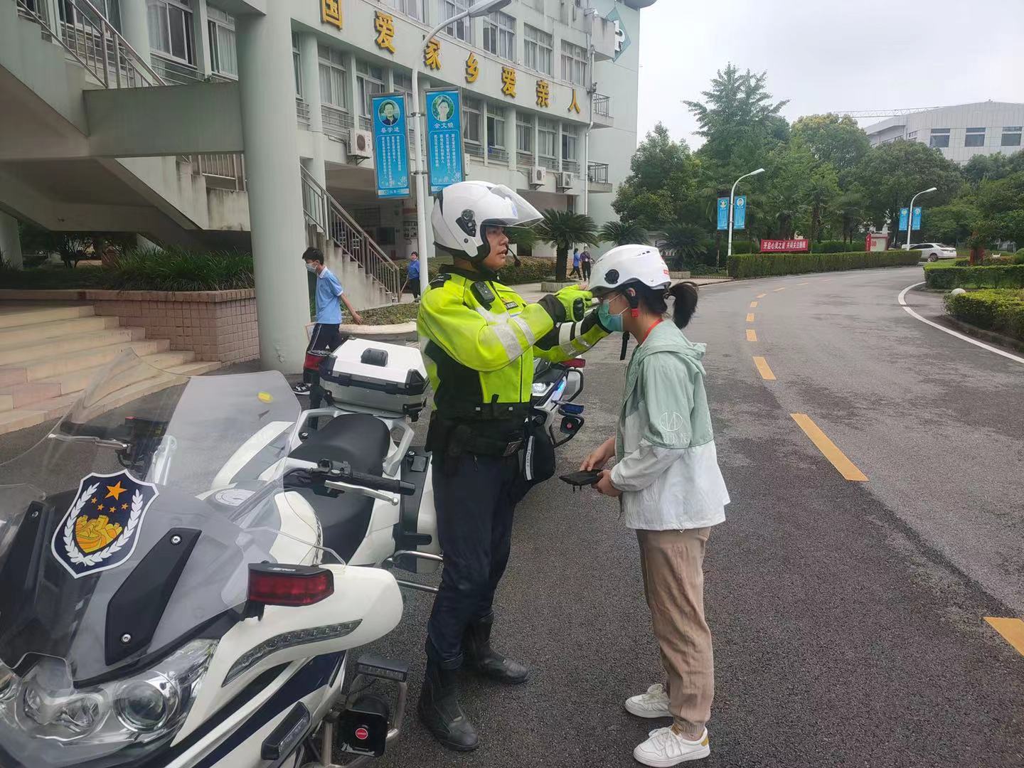 迷糊家长送错考场开考前半小时才发现, 武汉交警五分钟火速送考未耽误