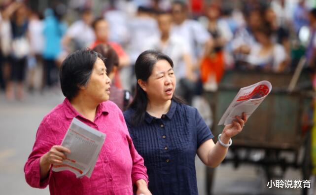 家长自嘲“门外汉”, 花钱找人填报高考志愿, 却“坑”了孩子