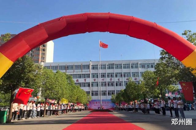 邓州市城区三初中隆重举行2021届毕业典礼暨毕业生欢送仪式