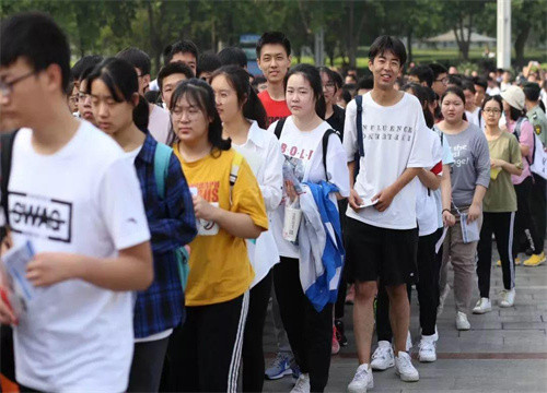 江苏美女学霸被北京大学录取, 父母发朋友圈庆贺, 却等来心寒回复