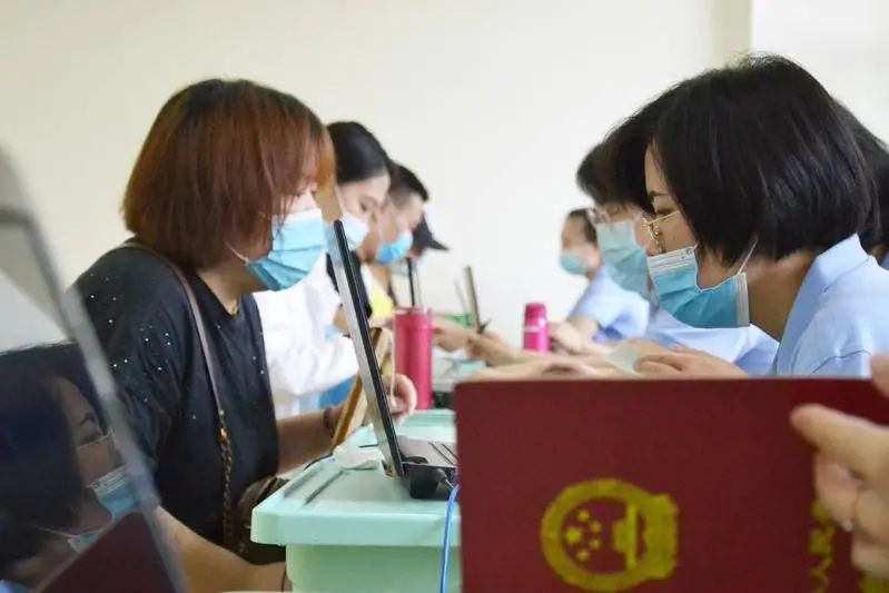 青岛这四区小学新生报名今日现场确认，多所学校发布学位预警