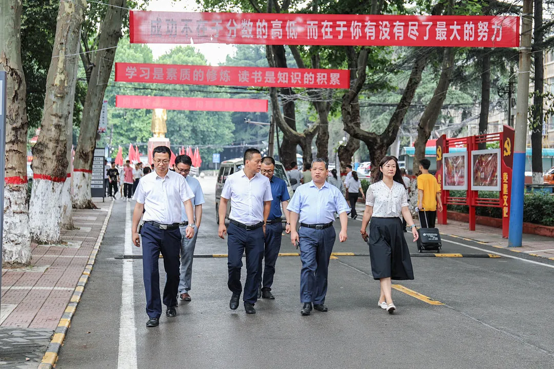 灞桥区教育局领导对我校期末工作进行督导检查!