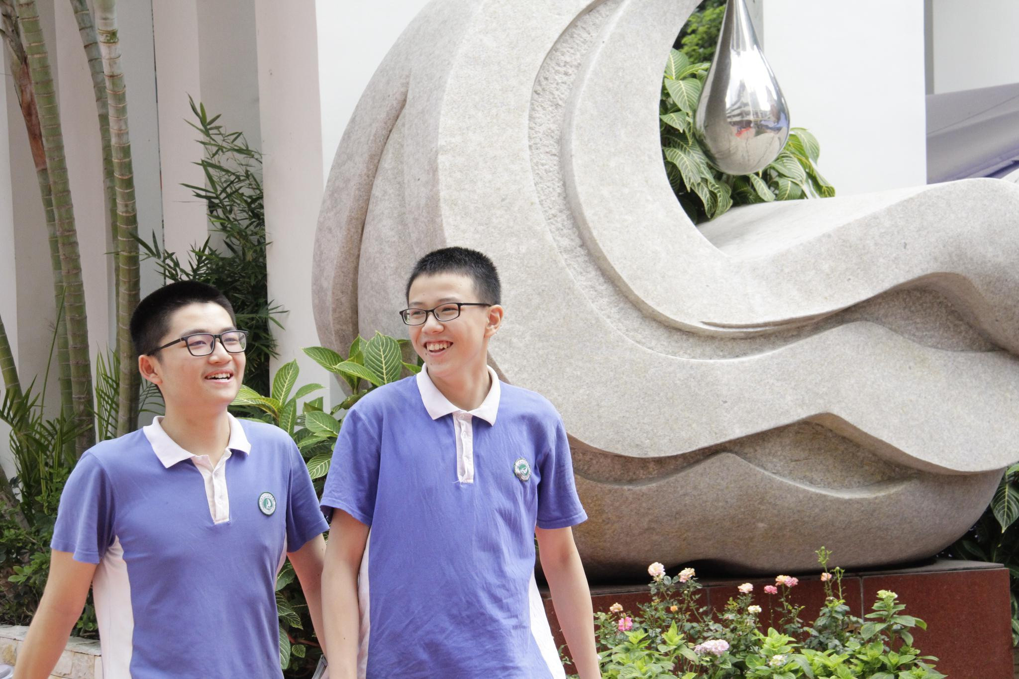 考完了！中考家长冒雨接娃激动不已，孩子们考后计划……