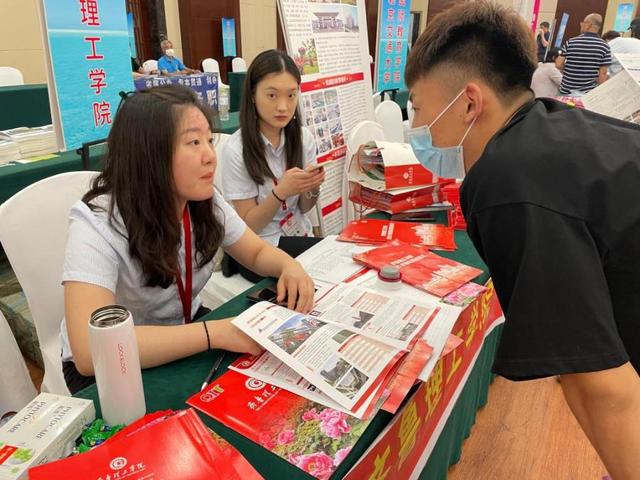 公费生青岛计划受“追捧”, 青岛高招会首设西海岸综合场