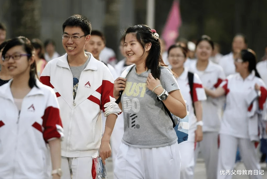 为教育13岁叛逆儿子, 老父亲参加高考, 成绩出来后让人意外