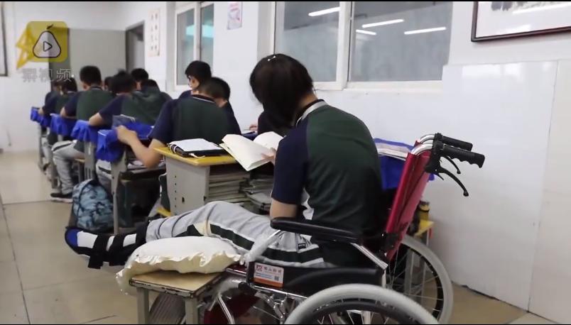 太有爱! 全班同学轮流为遇车祸女生补课, 重返校园后成绩未降反升