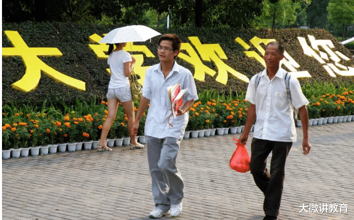 考生被民办大学录取, 看到高昂学费想放弃, 老师坦言这个专业值得