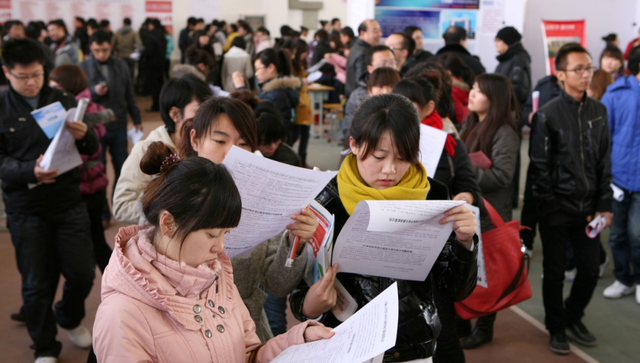 “上了大学, 最后工资几千元, 还不如跟我干活! ”父亲的话扎心了