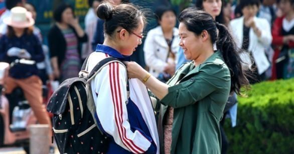 妈妈给女儿发奖学金, 按高考分数的10倍赠予, 结果让女儿哭笑不得