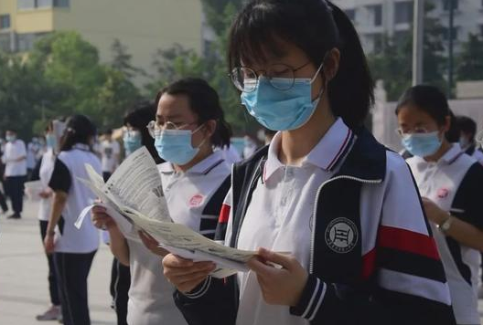 高考713分清华女学霸, 当抽屉之物被公开后, 不少人“脸红羞愧”