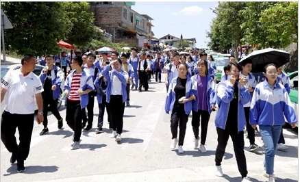 寒门出贵子, 农村姑娘考上清华全村祝贺, 却远不及谢娜的一句话