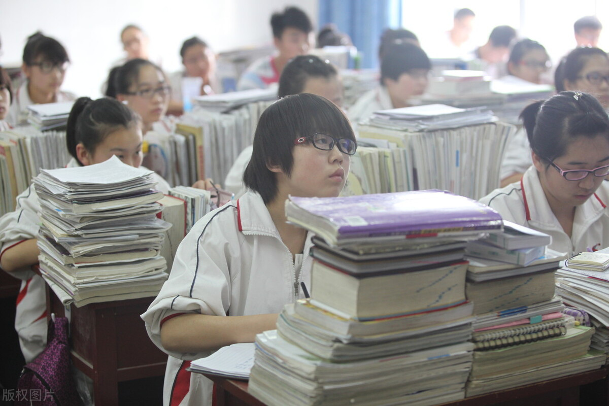 刚经历完中考的学生, 这个暑假可以好好玩? 高一老师: 太天真