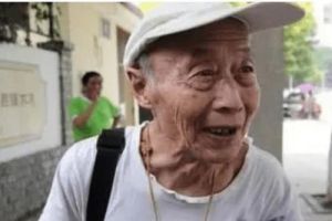 84岁高龄大爷参加“高考”, 走红“网络”, 背后有何原因?
