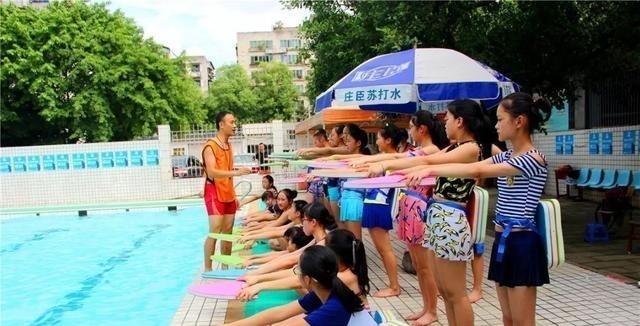 中考迎来坏消息, “游泳”将纳入必考科目, 家长因学费陷入焦虑