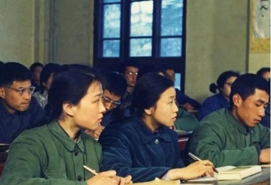 40年前的大学生, 放在如今是何“段位”? 过来人直言“万里挑一”