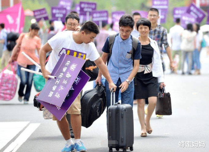 大三学姐忠告: 大一新生入学后, 最好别去这些场所, 容易迷失自我